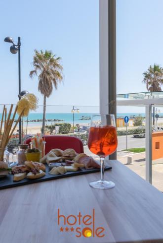 Vista mare con aperitivo e palme al Hotel Sole.