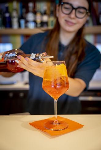 Preparazione di un cocktail arancione con ghiaccio.