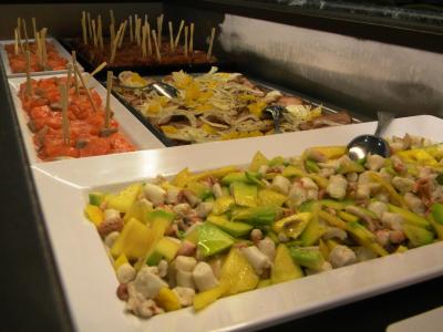 Buffet di pesce con salmone e insalate di mare.